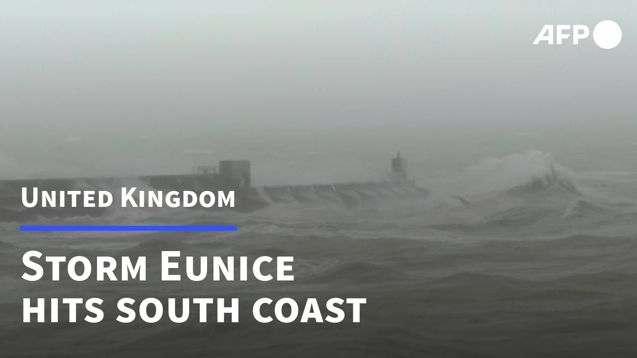 Strong waves in Brighton as storm Eunice hits the UK | AFP