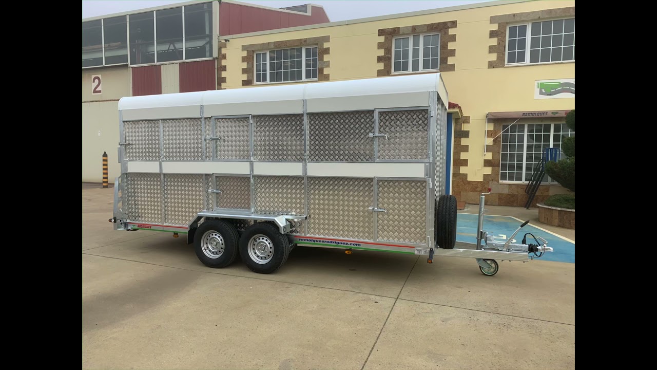 Remolque ganadero de doble piso con sistema de puerta trasera con acceso a piso superior