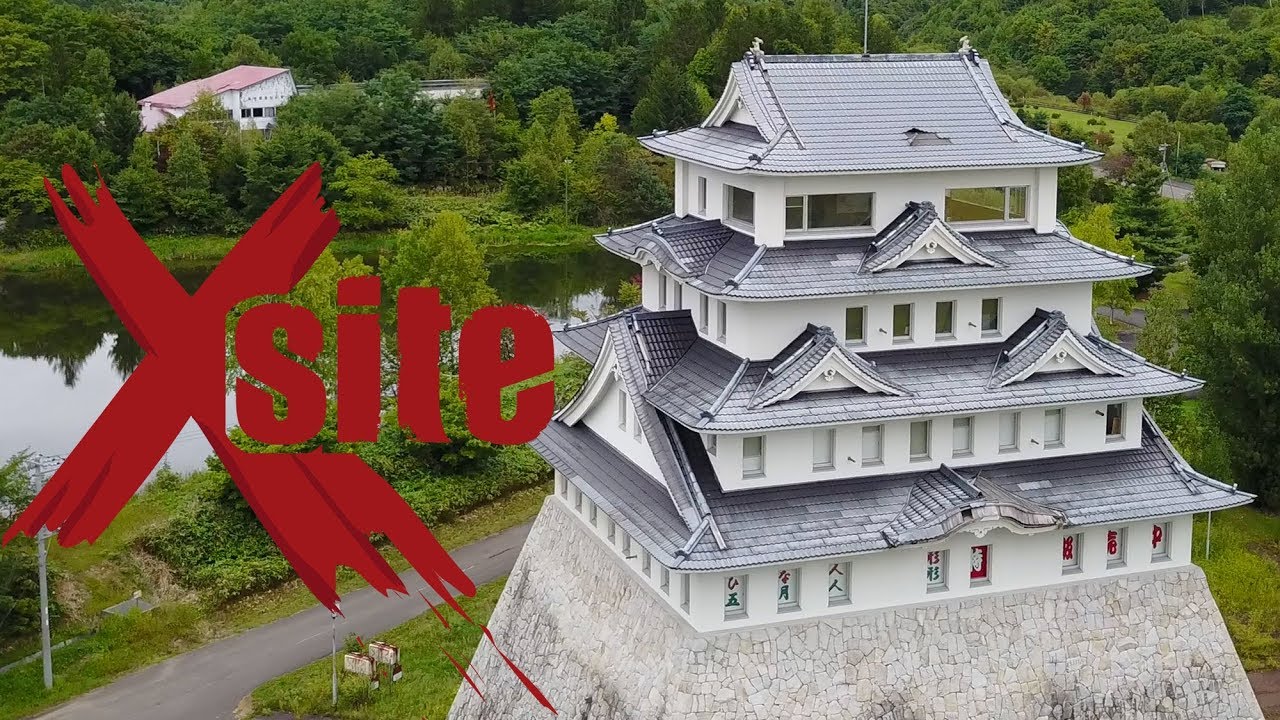 Dans un ch&acirc;teau m&eacute;di&eacute;val abandonn&eacute; (sans coupure)