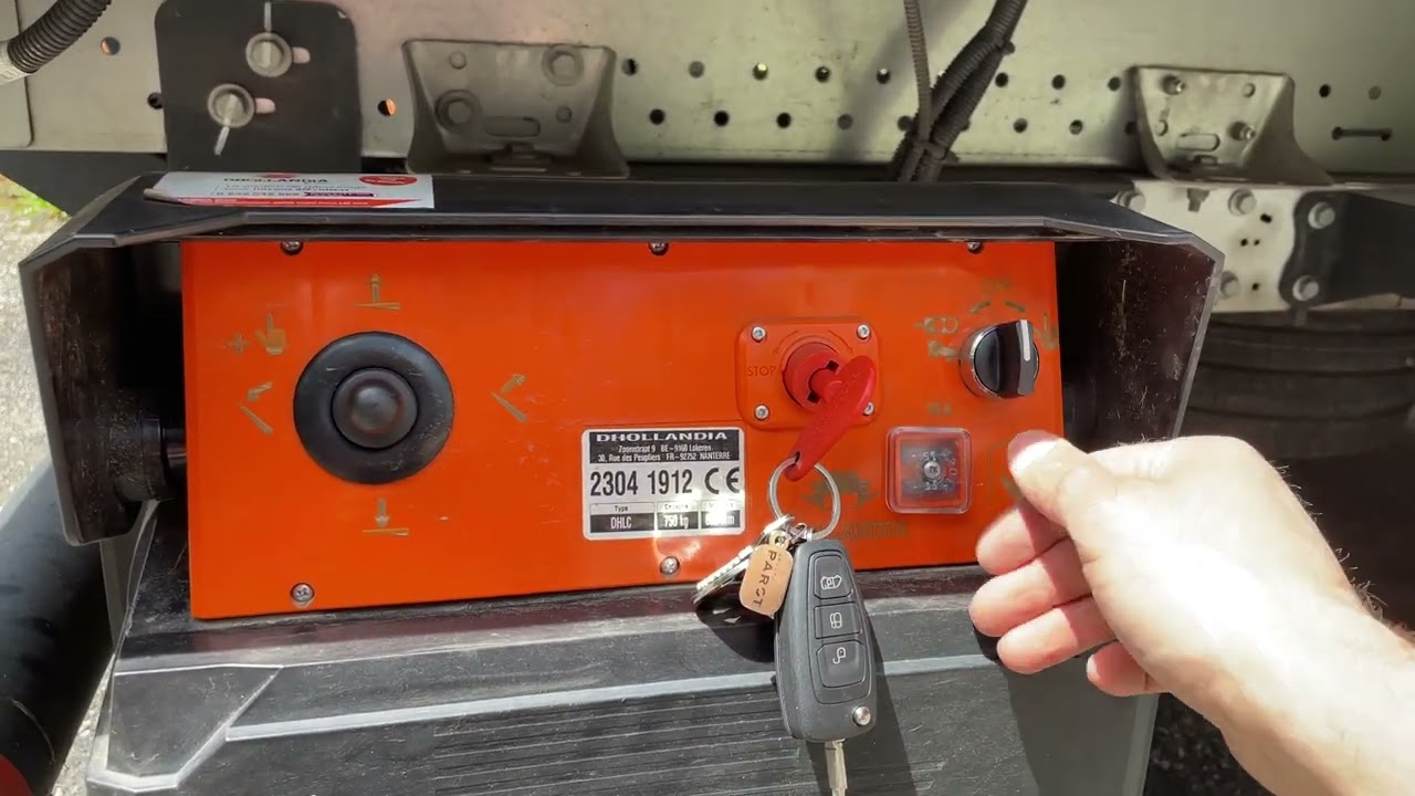 COMMENT UTILISER LA COMMANDE  DE LEVAGE D'UN HAYON de camion