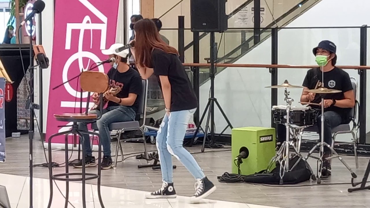 JARAN GOYANG DI NYANYIKAN OLEH DINDA DANIA DI AEON MALL NILAI MANTUL GUYS