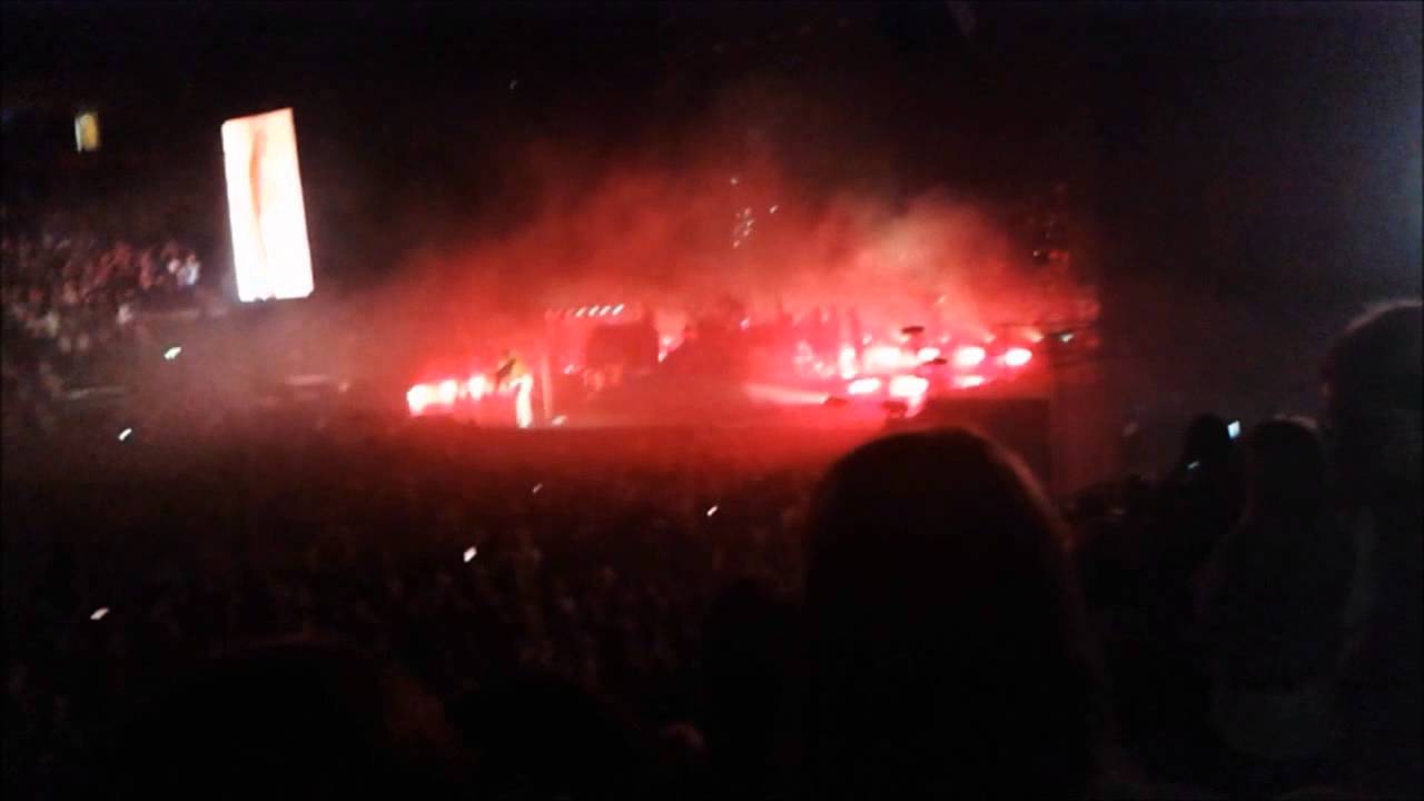 Drumming Song - Florence & The Machine @ Manchester Arena 18.9.15