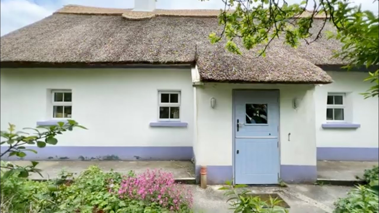 Veronika's 200 years' old cottage & garden by Lough Corrib