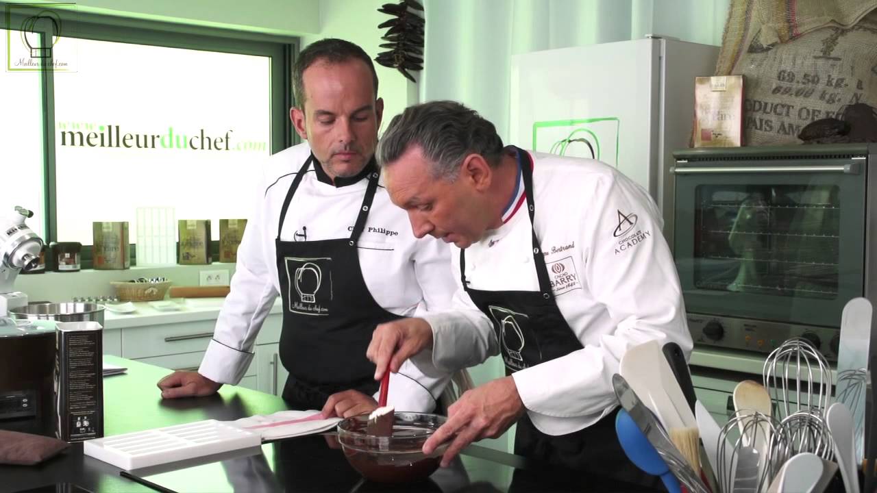 Tempérer du chocolat avant moulage par le MOF Philippe Bertrand