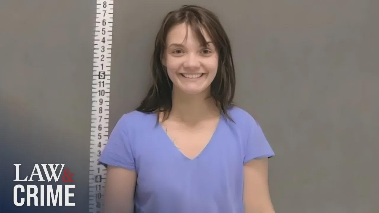 Donna sorride dopo aver aggredito il fidanzato addormentato con un'accetta, secondo la polizia