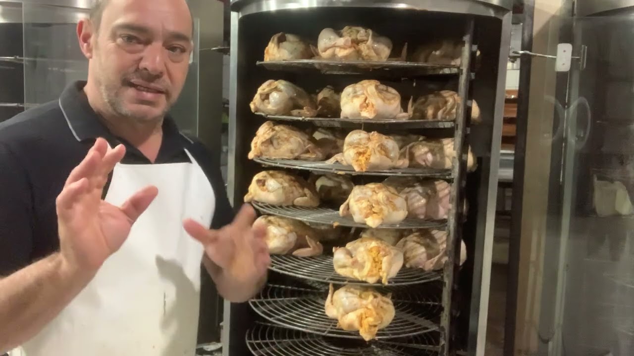 Como colocar assar os frangos na máquina de grelha