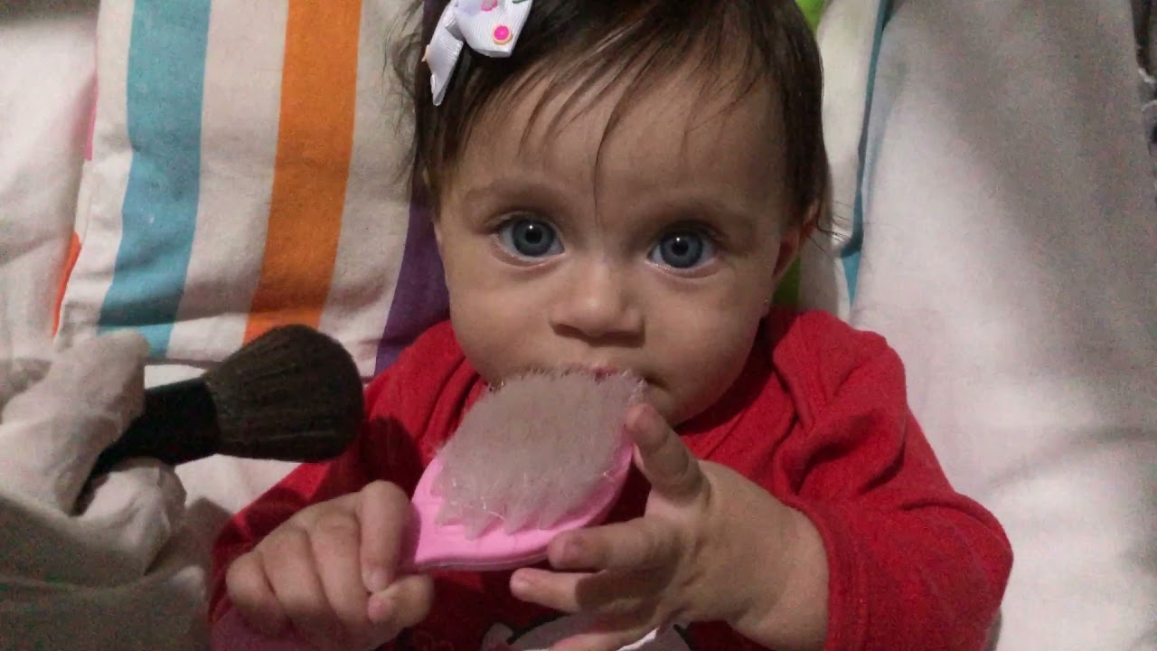 ASMR- APLICADO / FAZENDO CARINHO NA MINHA BABY