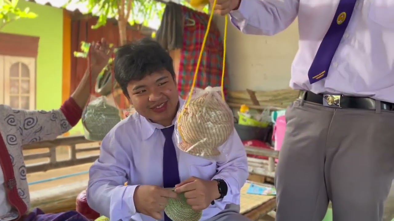 ภูมิปัญญาท้องถิ่นสานกระติ๊บข้าว