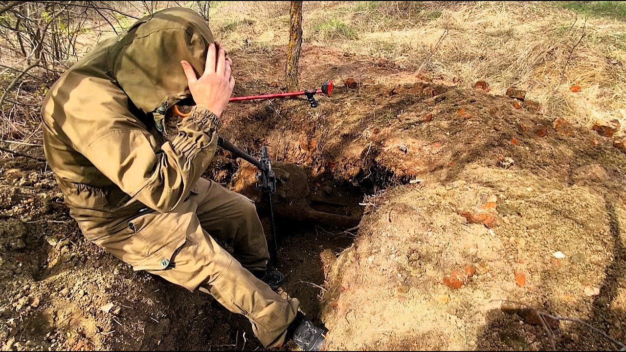 ЖУТКАЯ НАХОДКА В КУСТАХ!!! НАШЁЛ НЕЧТО СТРАШНОЕ... Металлокоп с Гефестом.