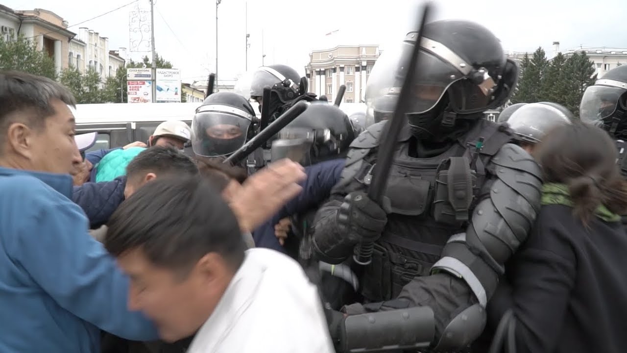 Как Росгвардия Бурятии разгоняла мирную акцию протеста жителей на площади Советов в 2019 году.
