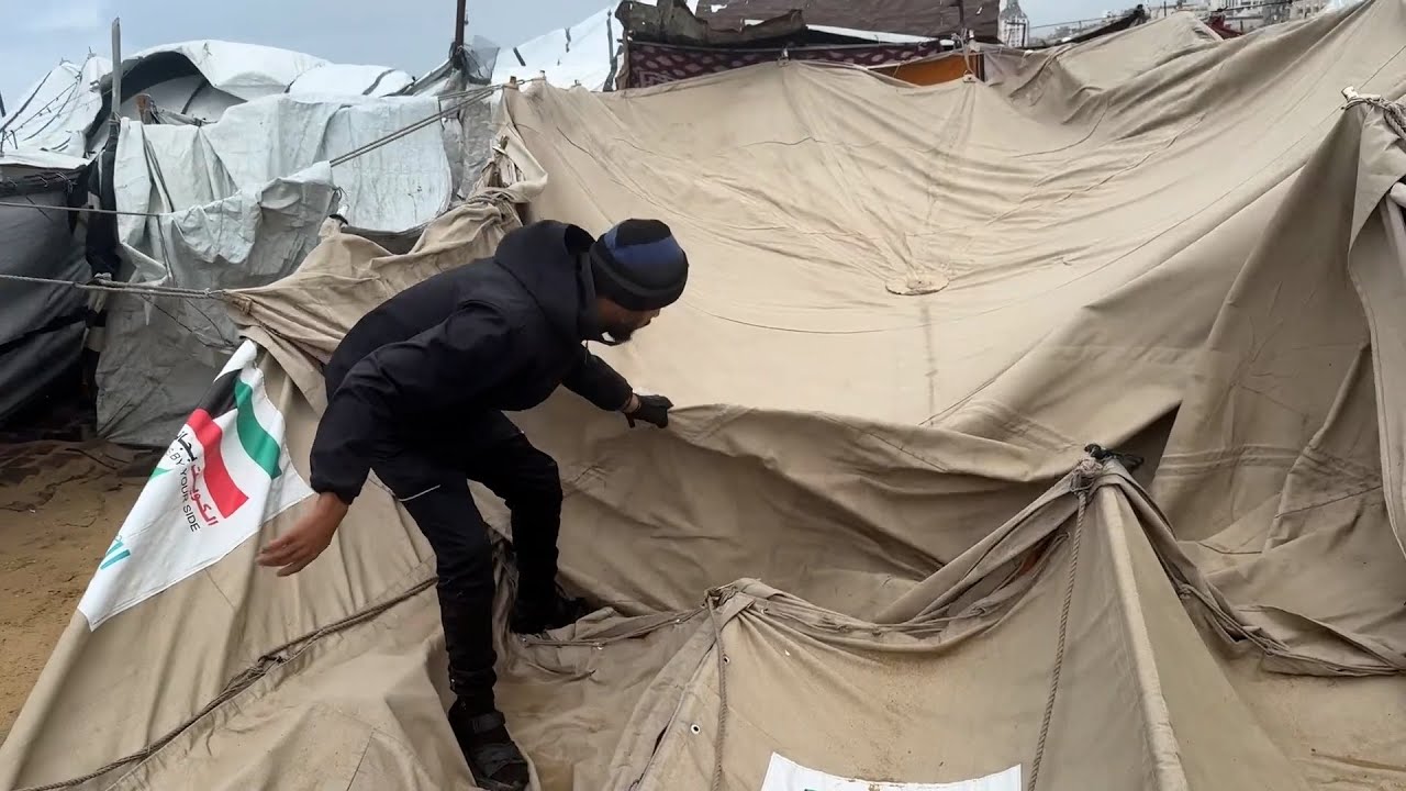 سقوط خيام النازحين على طول شاطئ مدينة غزة جرّاء الأمطار والرياح الشديدة