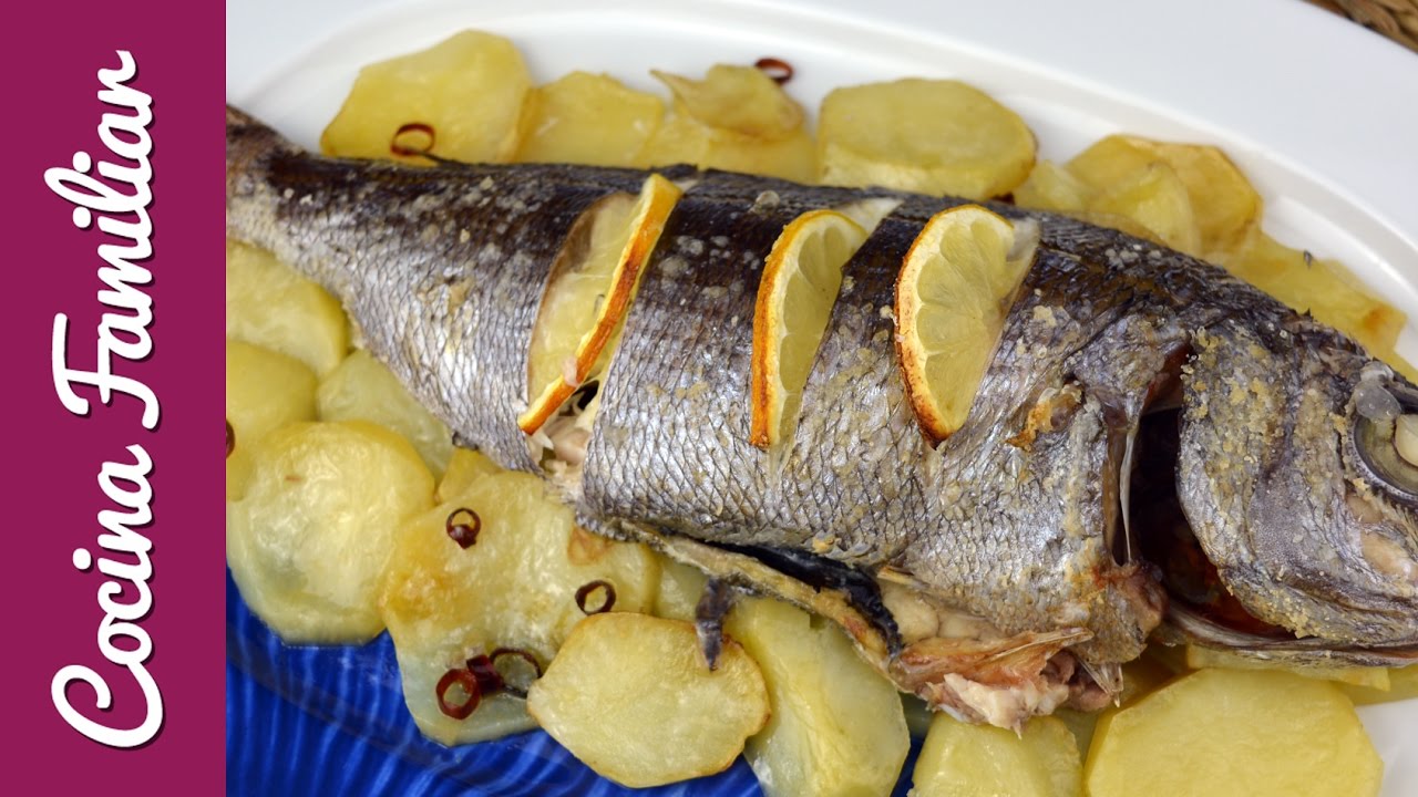 Besugo al horno con patatas y guindilla. Recetas para Navidad
