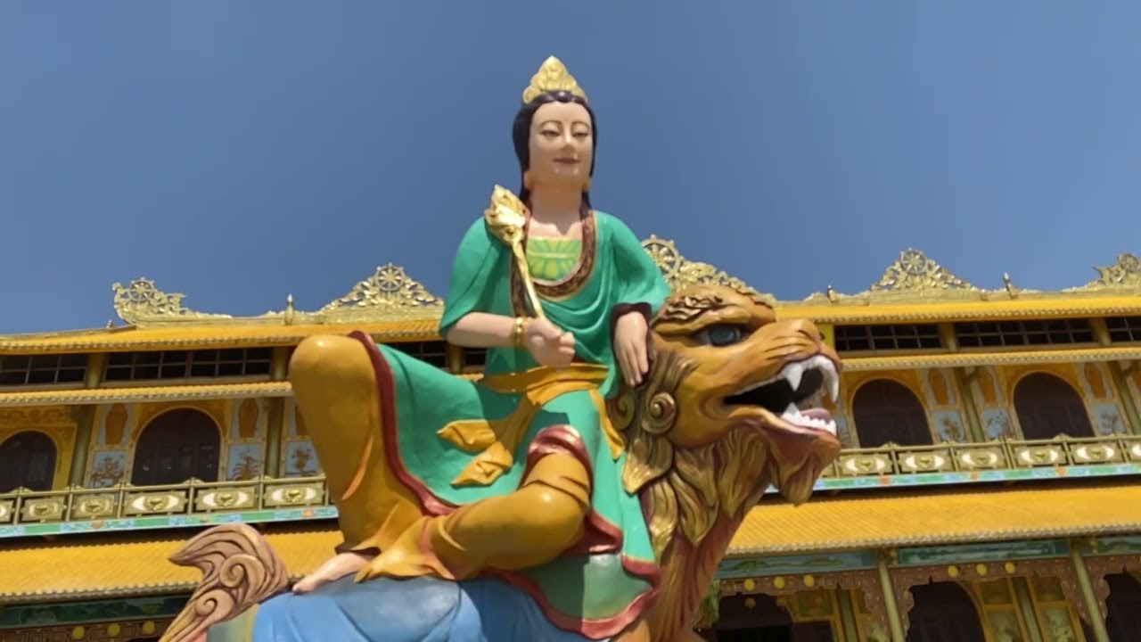 Chùa Minh Đức -Quảng Ngãi - Em Bé ghiền máy xúc đào được đến thăm viếng chiêm bái