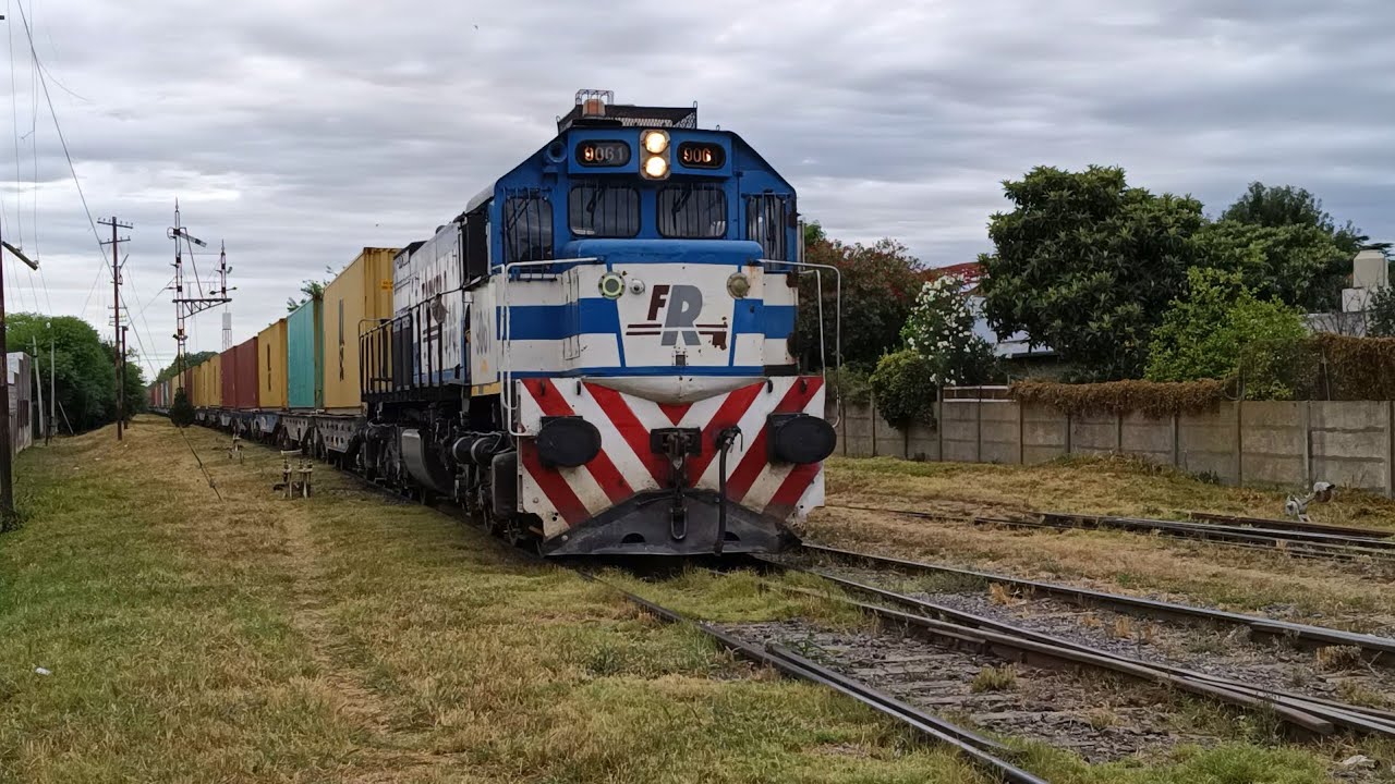Tren N°105 a cargo de la EMD GT22CW 9061 pasando por Azul 