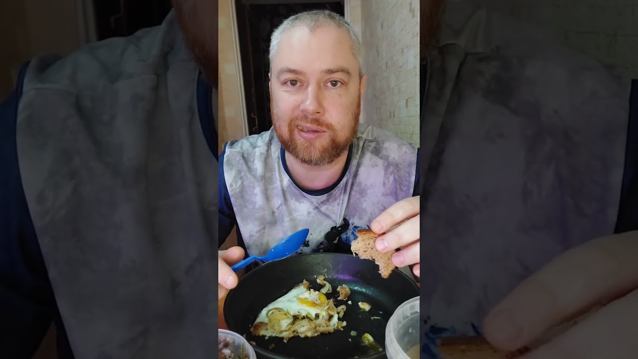 Иов. Яйца жареные со сериалами и курицей + морская капуста. Мукбанг, еда на камеру.