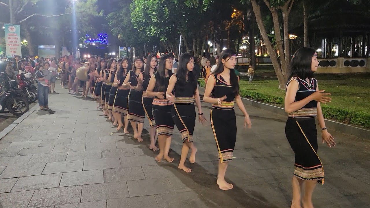 Cồng chiêng Nữ bahnar xã ia khươl. Giao lưu ở Pleiku mời các bạn cùng xem 