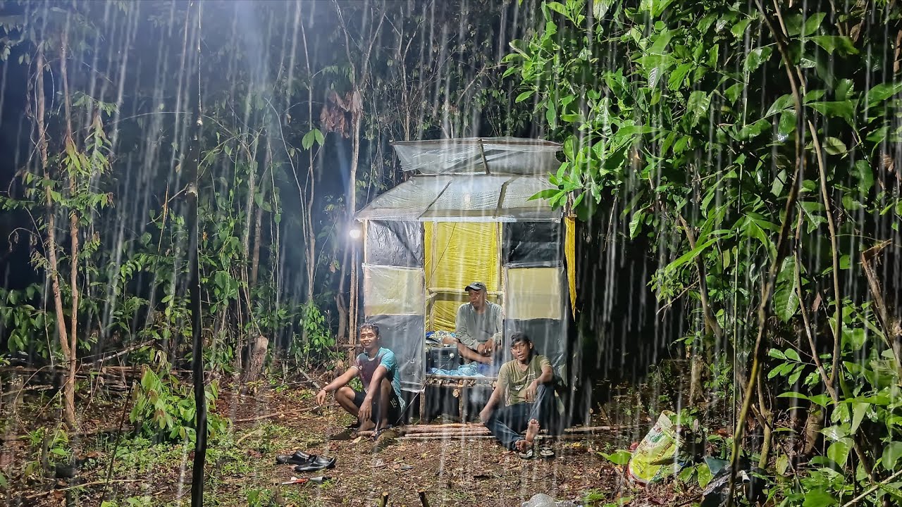 Camping hujan deras membangun shelter berpetualang fishing makan enak tidur nyenyak 