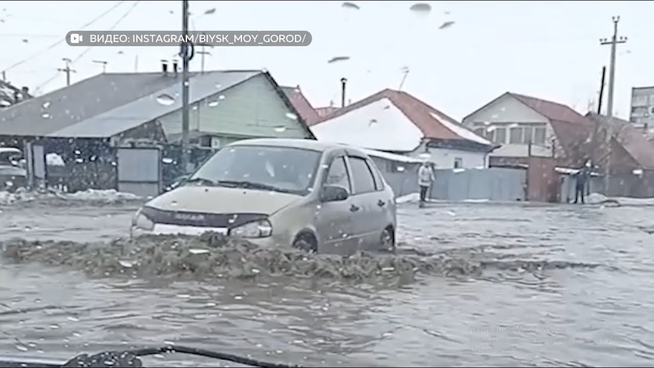 Многие дороги и пешеходные переходы в Бийске затоплены (