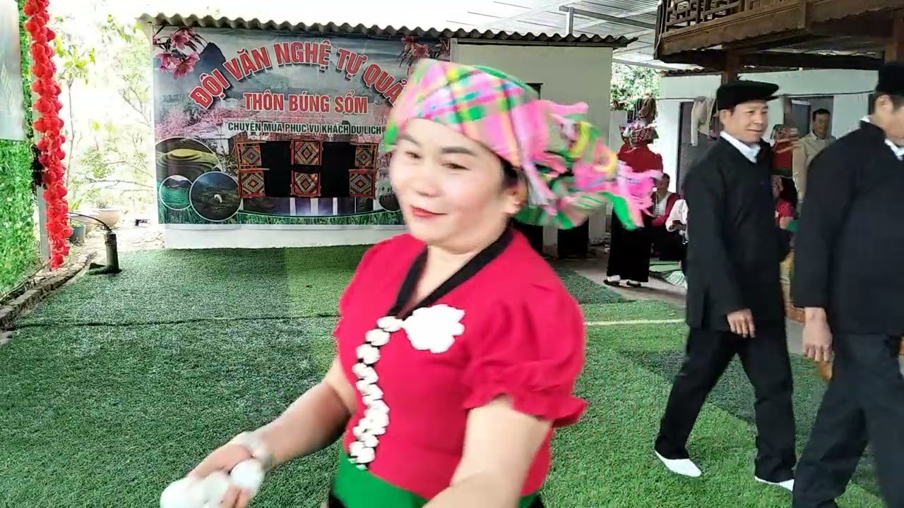 Đội văn nghệ bản là tàu Ngọc Chiến
