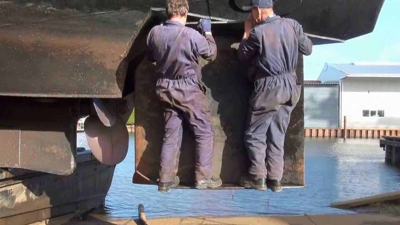 2013 Binnenvaartschip droog zetten op helling Scheepswerf Wout Liezen Meppel