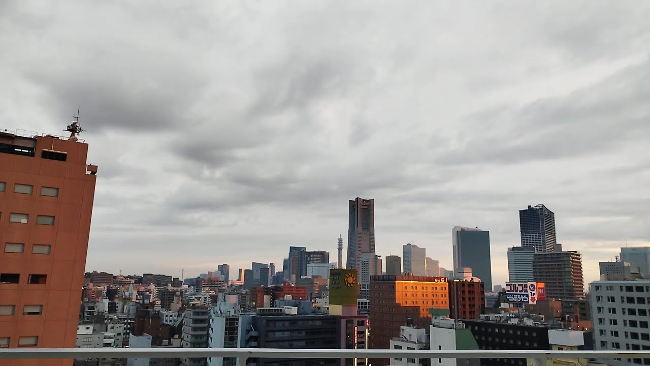 【タイムラプス】雲の多い朝、ランドマークタワーの遠景 2025年3月中旬(1)