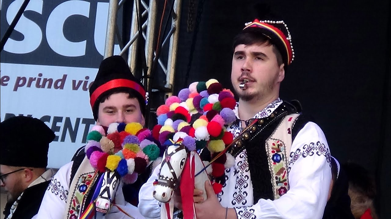 CĂIUȚII de la VORONA - Tradiții de Anul Nou - Ansamblul „CODRULEȚUL” (Târgu Neamț, România)