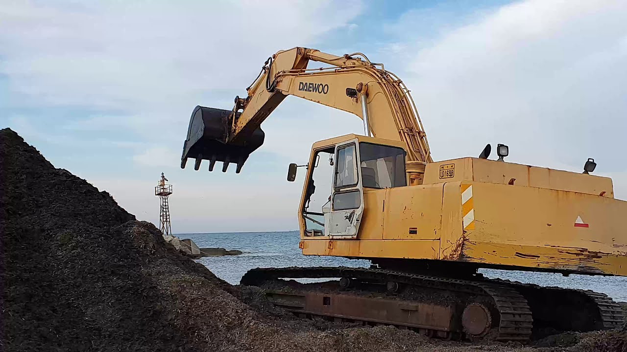 Excavator cleans the harbor from Seaweed!! Καθαρισμός λιμανιού από φύκια