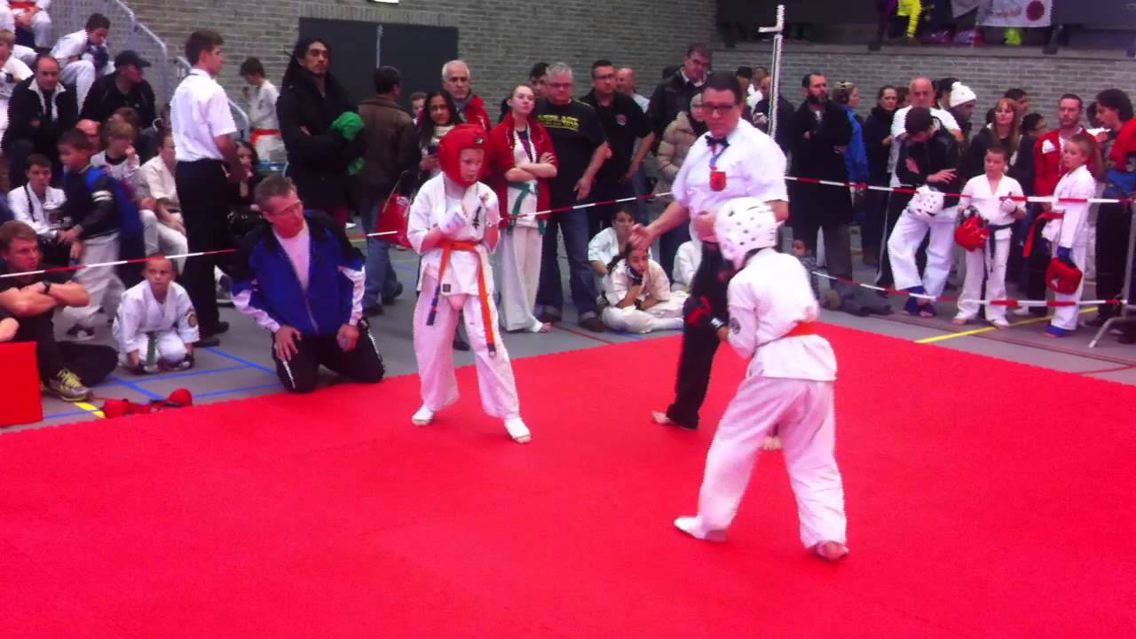 Melle's eerste karate wedstrijd; gewonnen! (rode helmpje)