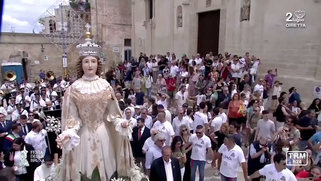 La statua della Madonna esce dalla Cattedrale e va verso Piccianello