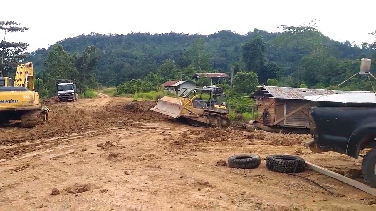 Aksi Unit Traktor Komatsu                 Tipe D 85E SS Menarik Rumah Camp Produksi