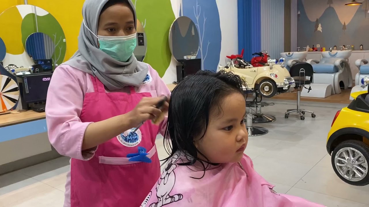 Teteh Ayesha potong rambut di salon anak di Garut/ Potong rambut pas PPKM