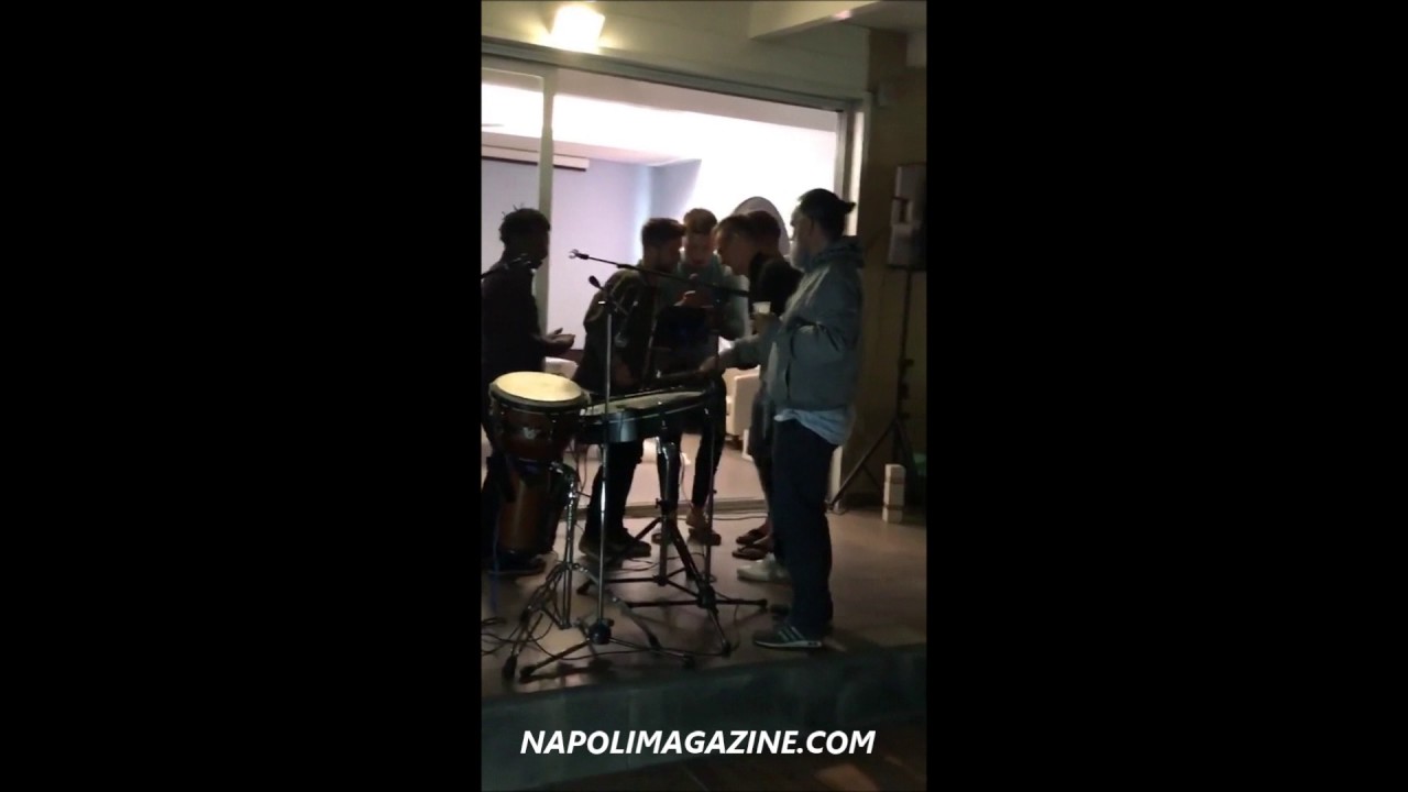 VIDEO - Al compleanno di Zielinski arriva Mertens e si canta 