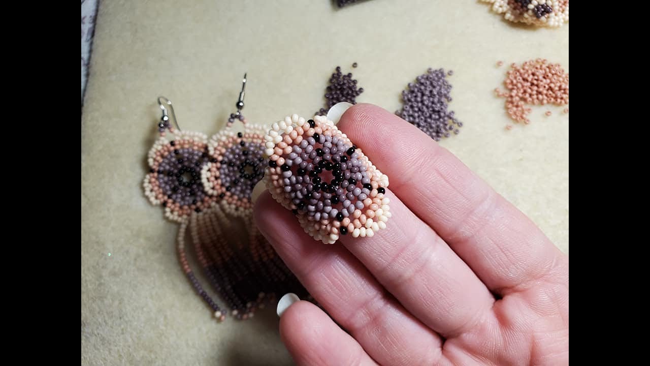 Anillo de flor huichol con chaquiras