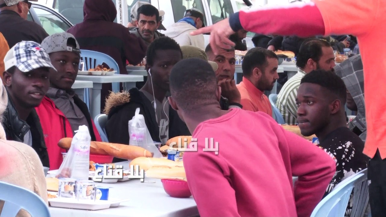 تونس تبهرالعالم في شهر رمضان بموائد الرحمان وافطار آلاف عابري السبيل والافارقة والصائمين..رووعة !!
