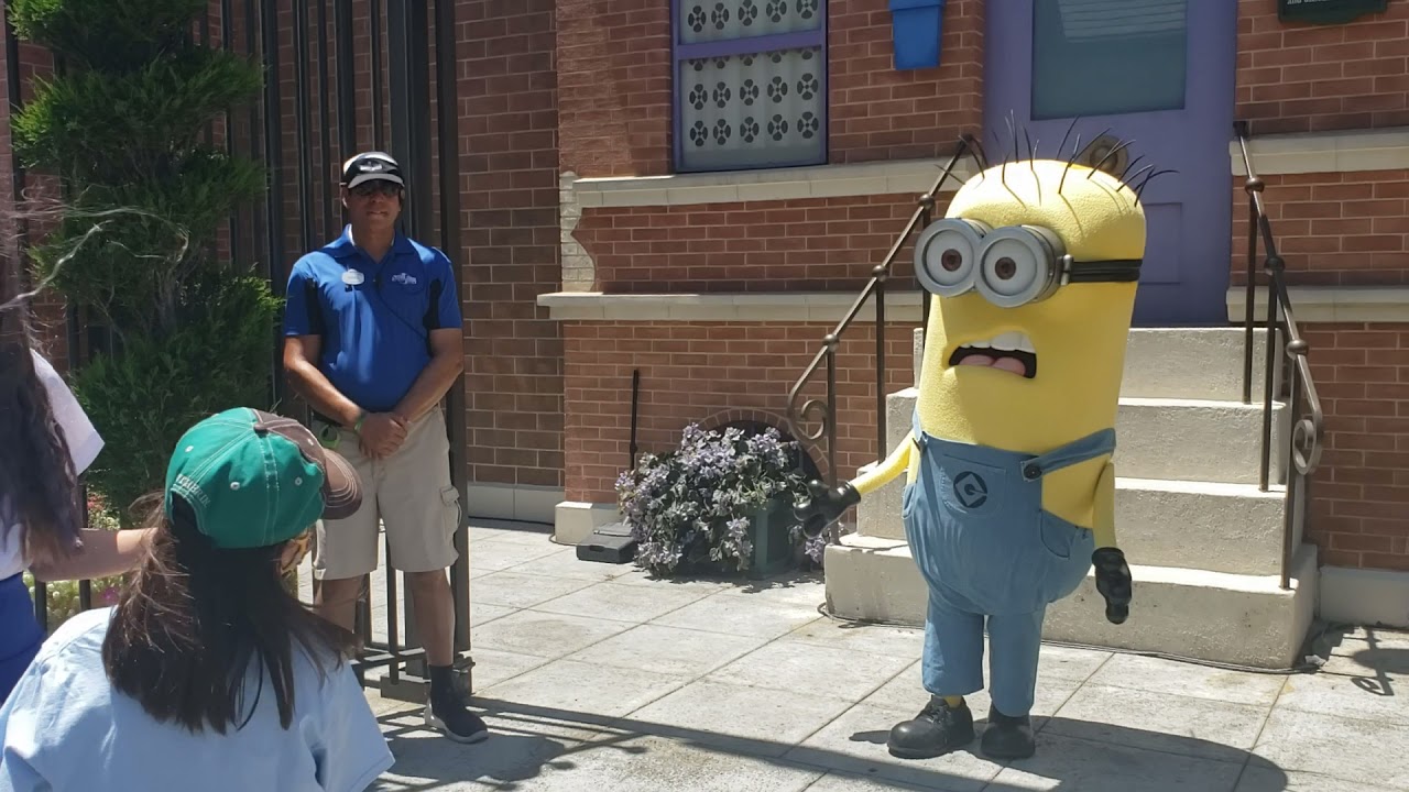 Minion!! meeting a dancing Minion at Universal studios Hollywood!