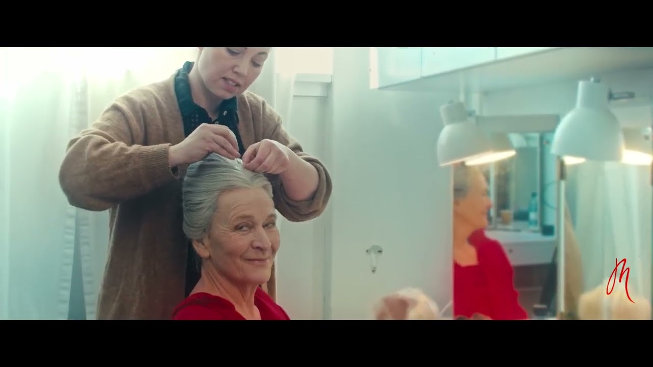 Musicalen MARGRETHE - se Ulla Henningsens forvandling til rollen som H.M. Dronning Margrethe