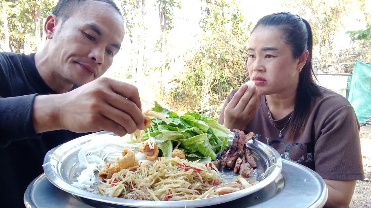 มาเด้อพี่น้องกินข้าวเที่ยงนำกันครับได้ตำบักหุ่งแคบหมูปิ้งหมูอาหารบ้านเราครับผม