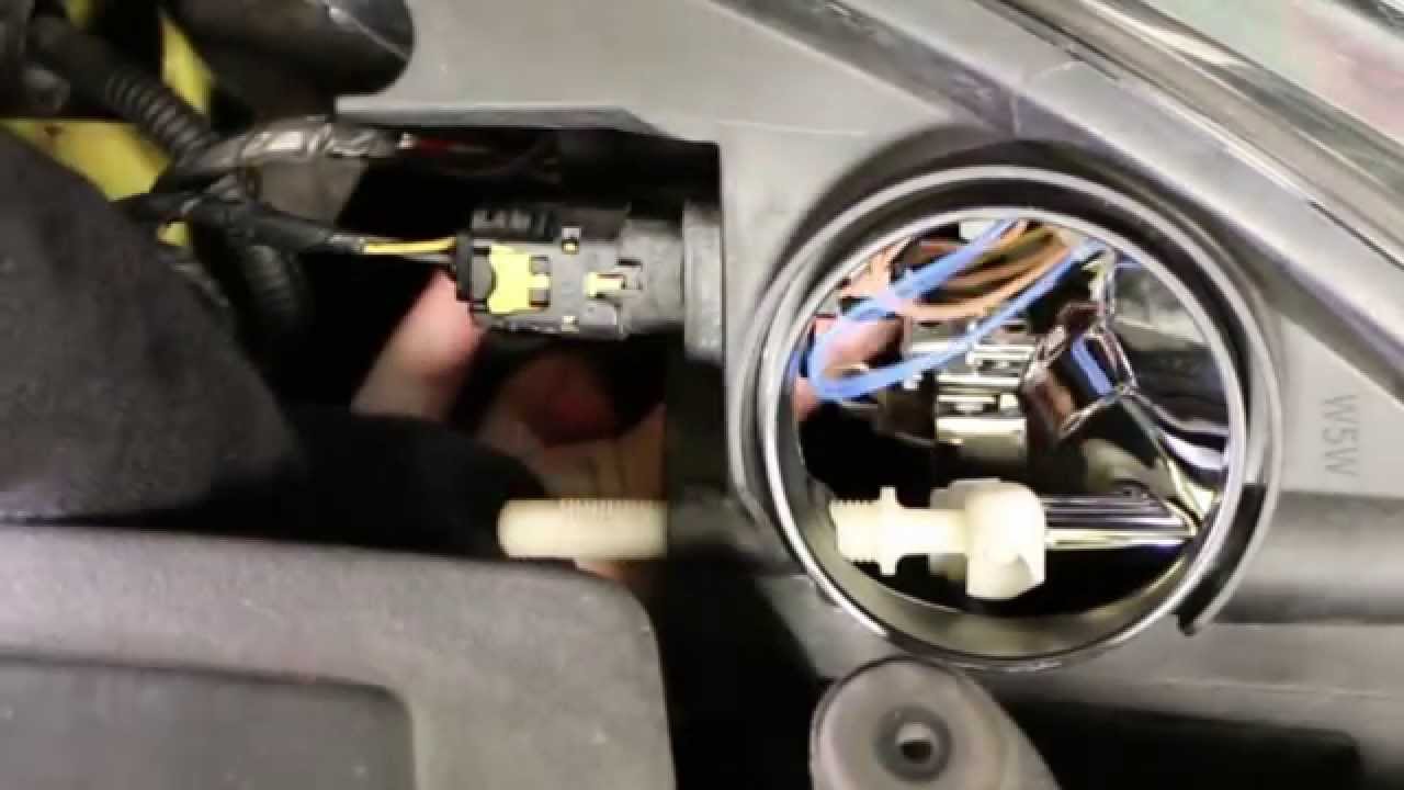 Renault Clio. Modelo 2013. Sustitución lámparas del faro