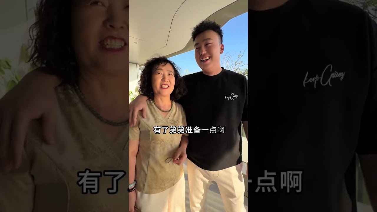 新的一年开始了，来了三亚一个星期了，父母对三亚感觉都挺好的 准备带他们去看看房子，虽然现在还买不起，但看完之后自己浑身充满了动力，2026加油吧！另外海南的凤梨是真的香#浩弟爱生活
