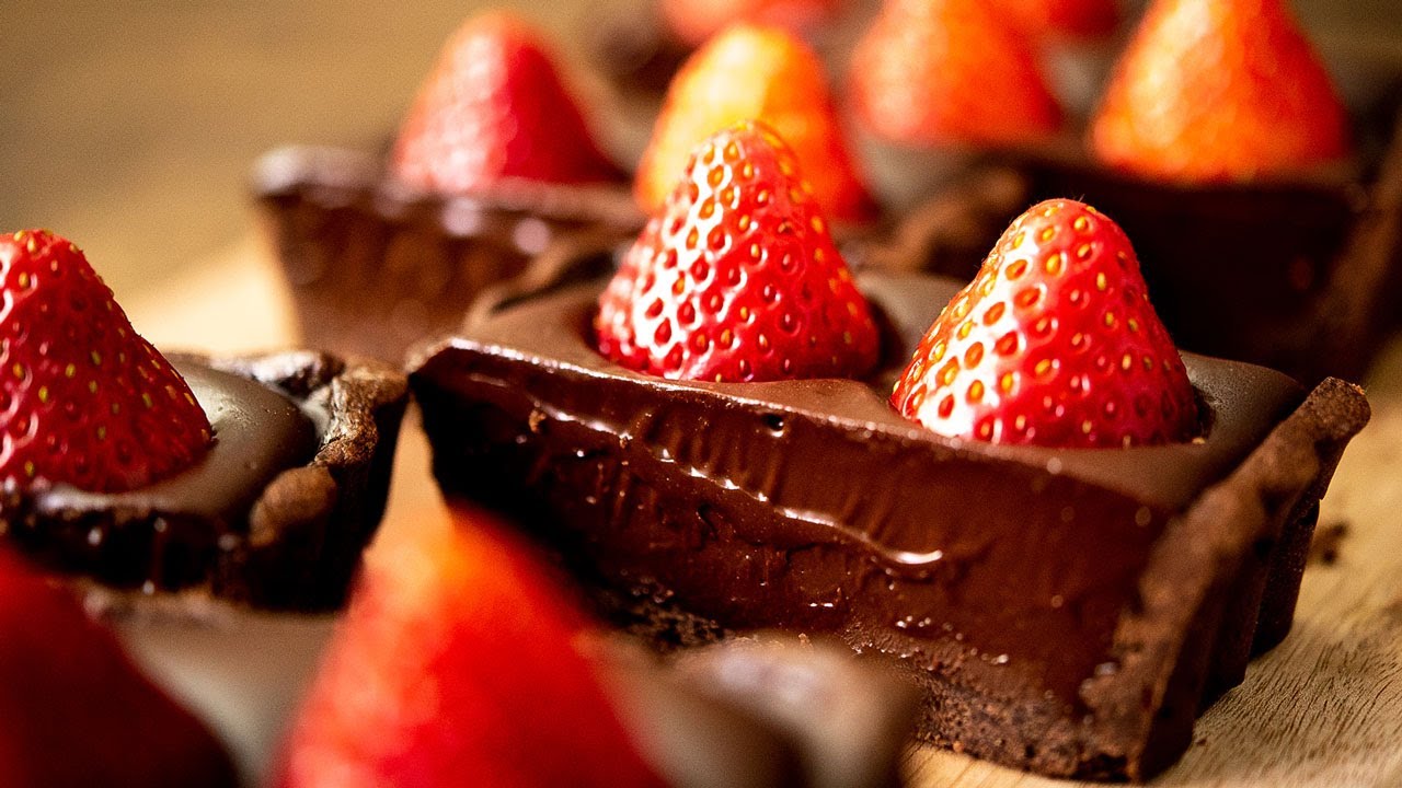 How to make Strawberry & Chocolate Ganache Tart Cake
