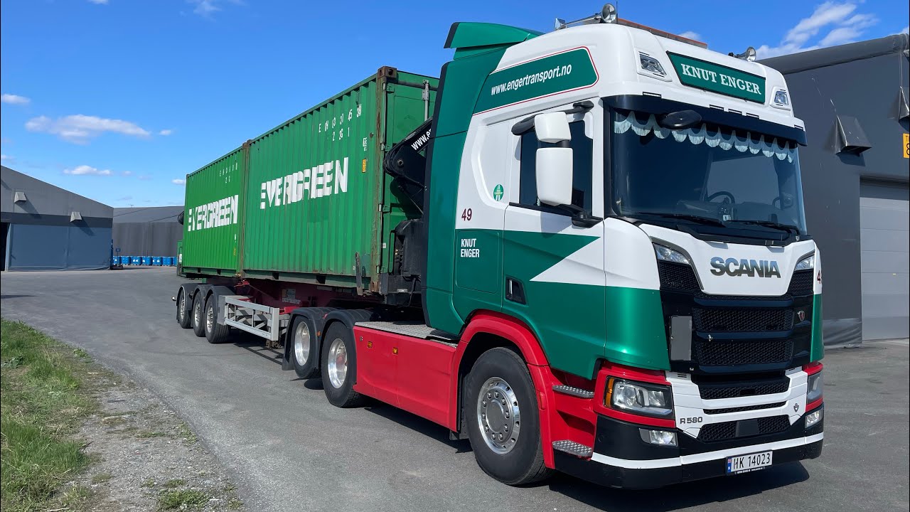 Hammar sideloader, unloading and loading containers!
