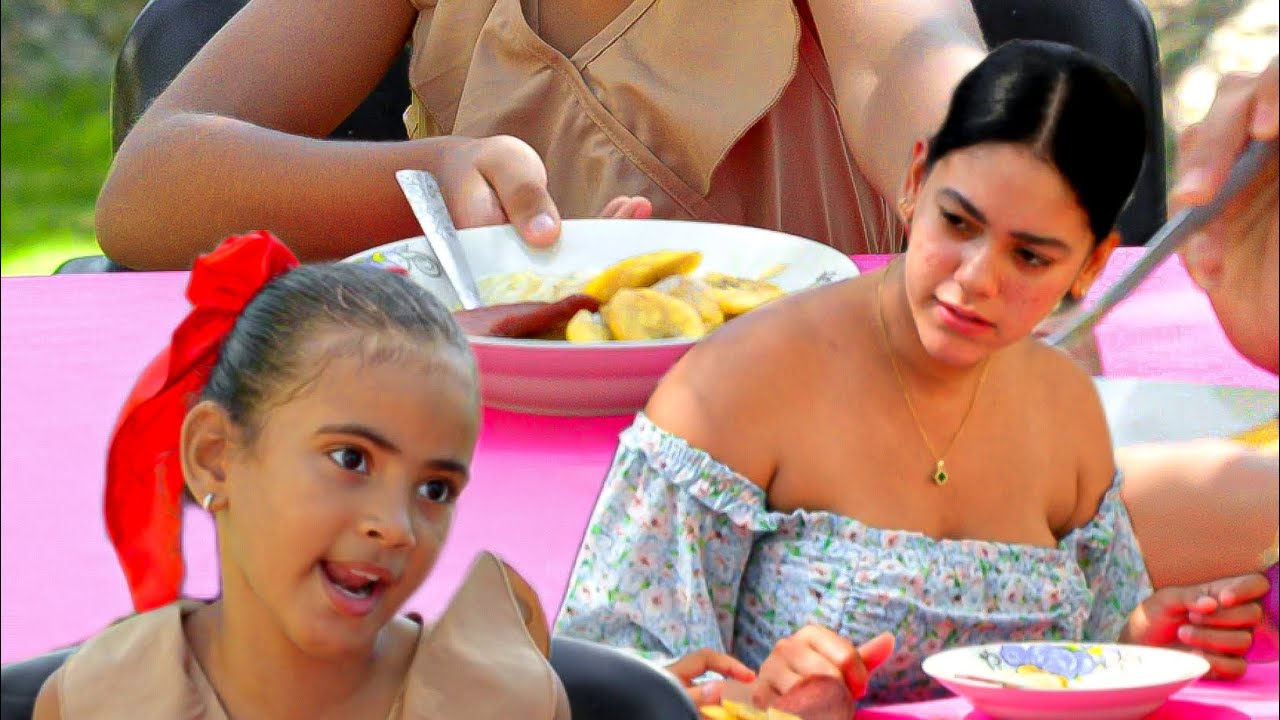 Mira cómo está niña le quita el desayuno a su tía y la deja sin comer nada😳😡 #historias #drama