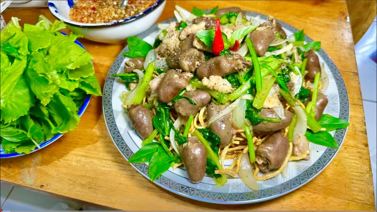 Cách làm mì xào giòn với tim gà dễ làm mà ngon