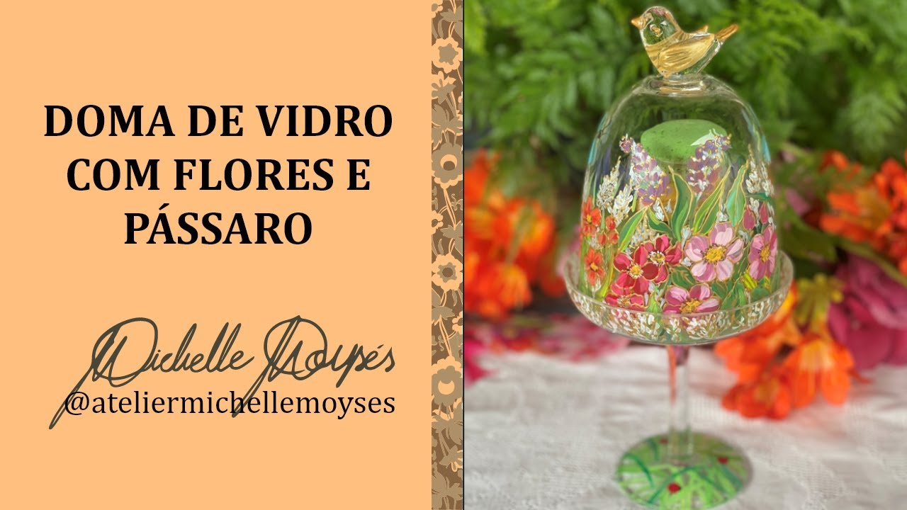 Doma de vidro com flores e pássaro