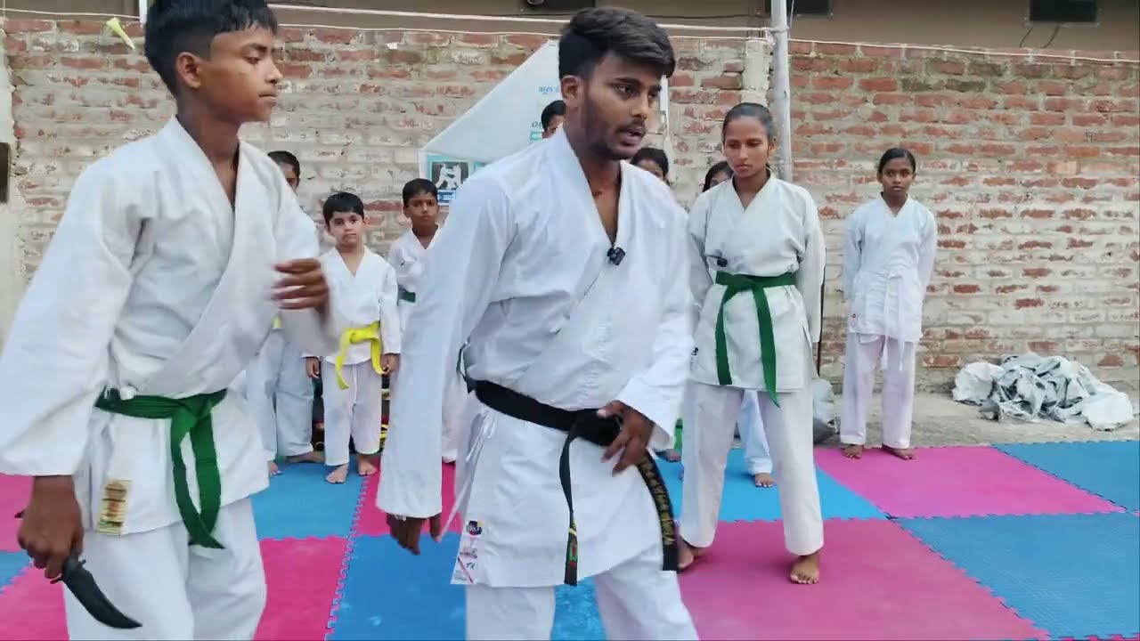 Knife self defense technique for girls 😭 #selfdefensetechniques #selfdefense #kravmaga #viralvideo 