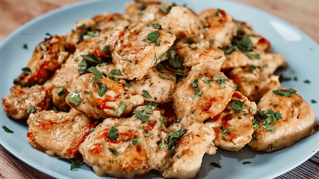 У вас дома есть куриная грудка? Попробуйте рецепт жареной курицы в чесночном соусе, очень вкусно