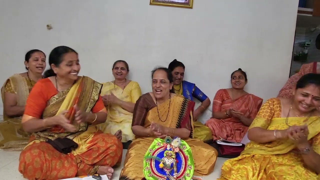 કાનુડાને તાલી દેવા ગઈ કે આજ મારે જોયા જેવી થઈ   (ભજન નીચે લખેલું છે) New Gujarati Bhajan | Kirtan |