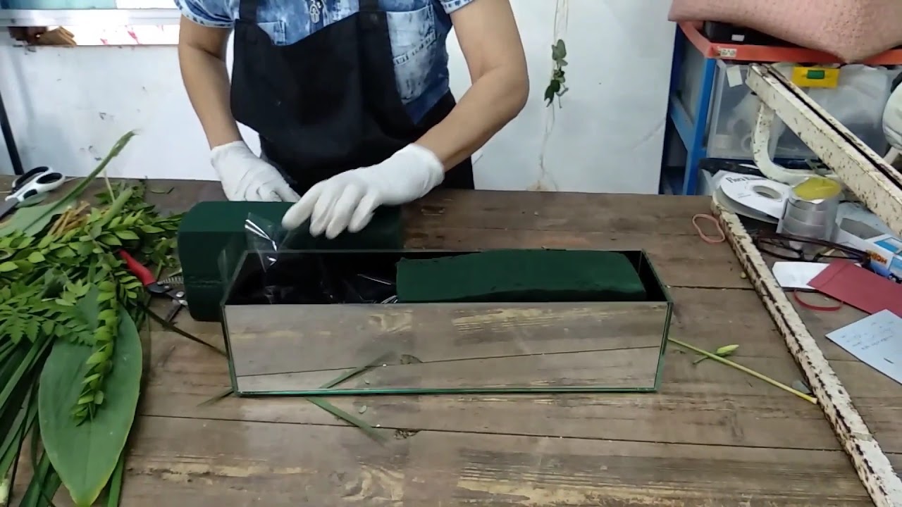 Lesson 9: How to position your sponge for your flower arrangement - Step 1