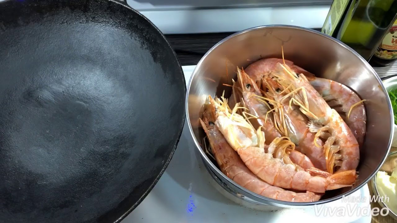 Creveți gătiti in wok-ul de fonta 31 cm