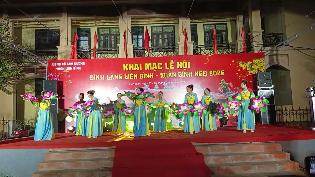 Múa Hội làng đi em của đội Phật giáo thôn Liên bình 